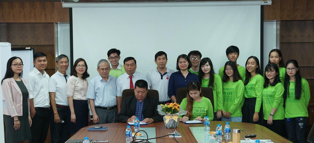 Trường[-]Đại[-]học[-]Hoa[-]Sen[-]tổ[-]chức[-]ngày[-]hội[-]thu[-]gom[-]rác[-]thải[-]điện[-]tử